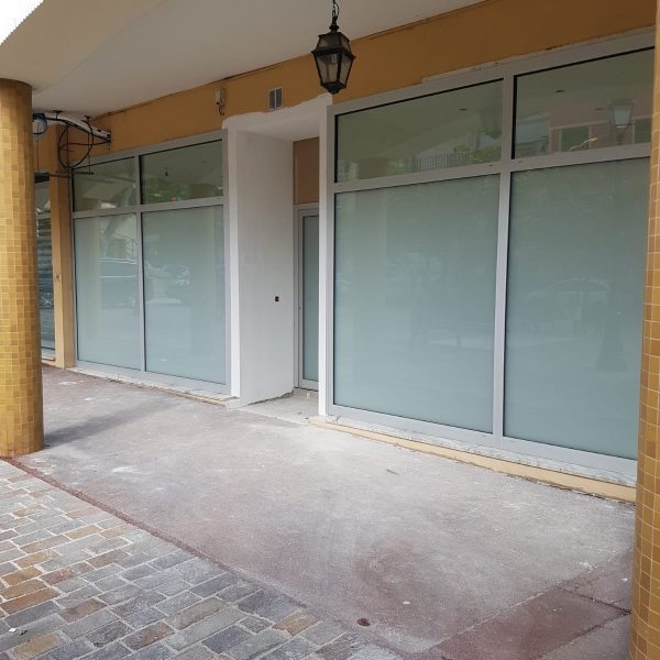 devanture vitrage feuillete Devanture de magasin avec vitrage feuilleté à Nice